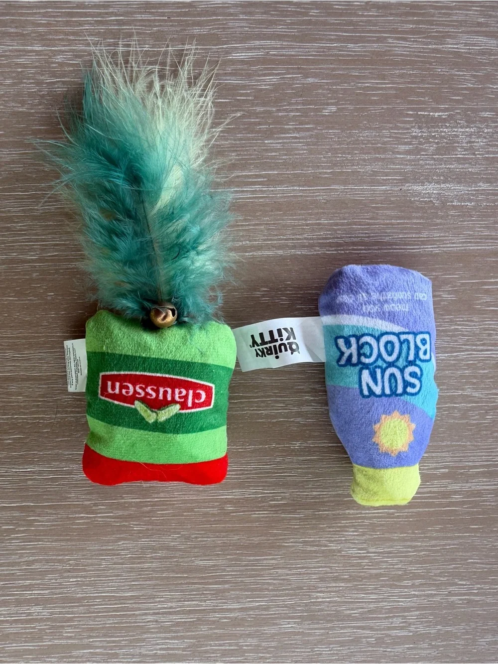 Lot for a lucky cat! Grass patch hunting box, scratcher bed, stuffed catnip toys